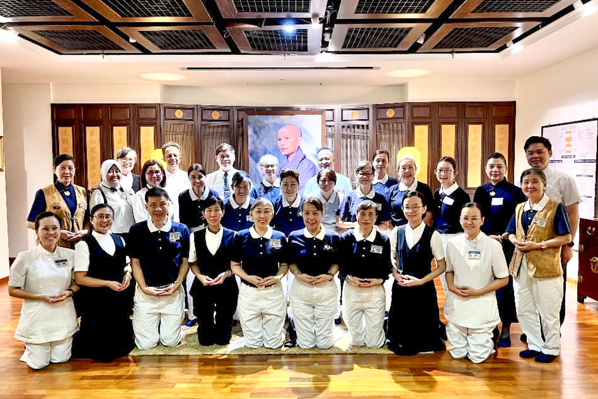 团队参观槟城静思堂顶楼的想师馆，借此了解证严上人的生活起居。摄/ 钟翠萍