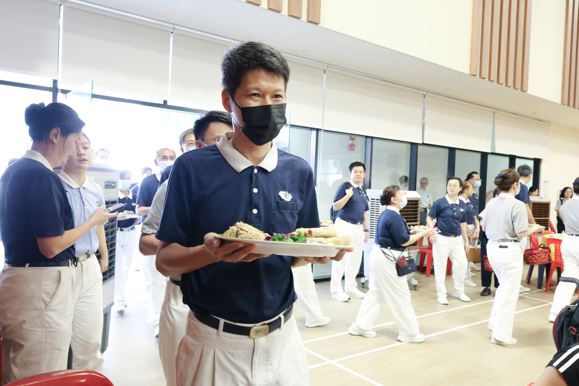 Dish after dish of festive delicacies was served, with table leaders lining up to present the reunion feast. (Photo by Boey Cherk How) 
