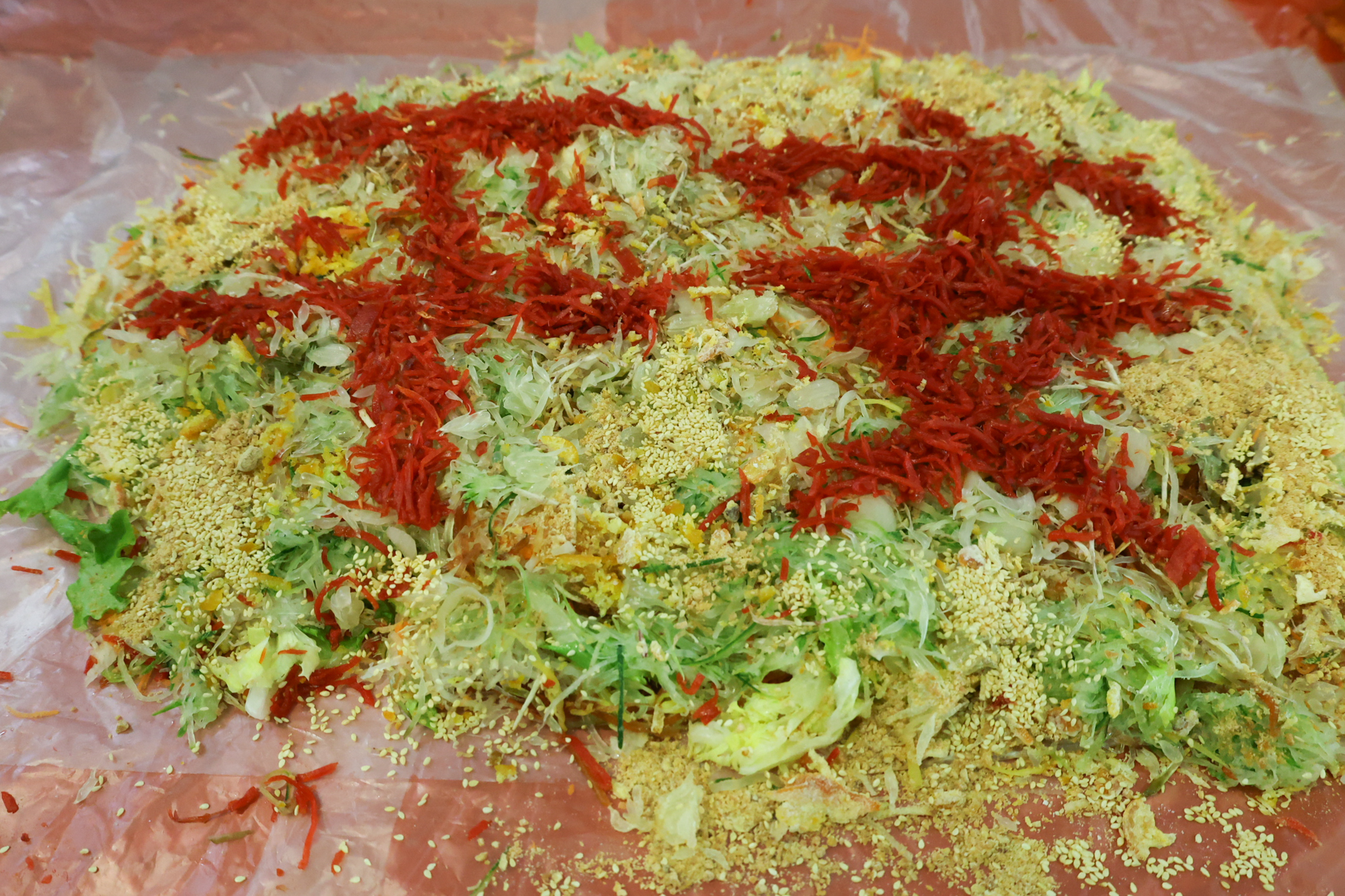 志工在素愉生上摆出“平安”二字，把满满的祝福藏在细节中。