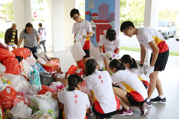 Hwa Chong Institution Students Take Part in Recycling Efforts 