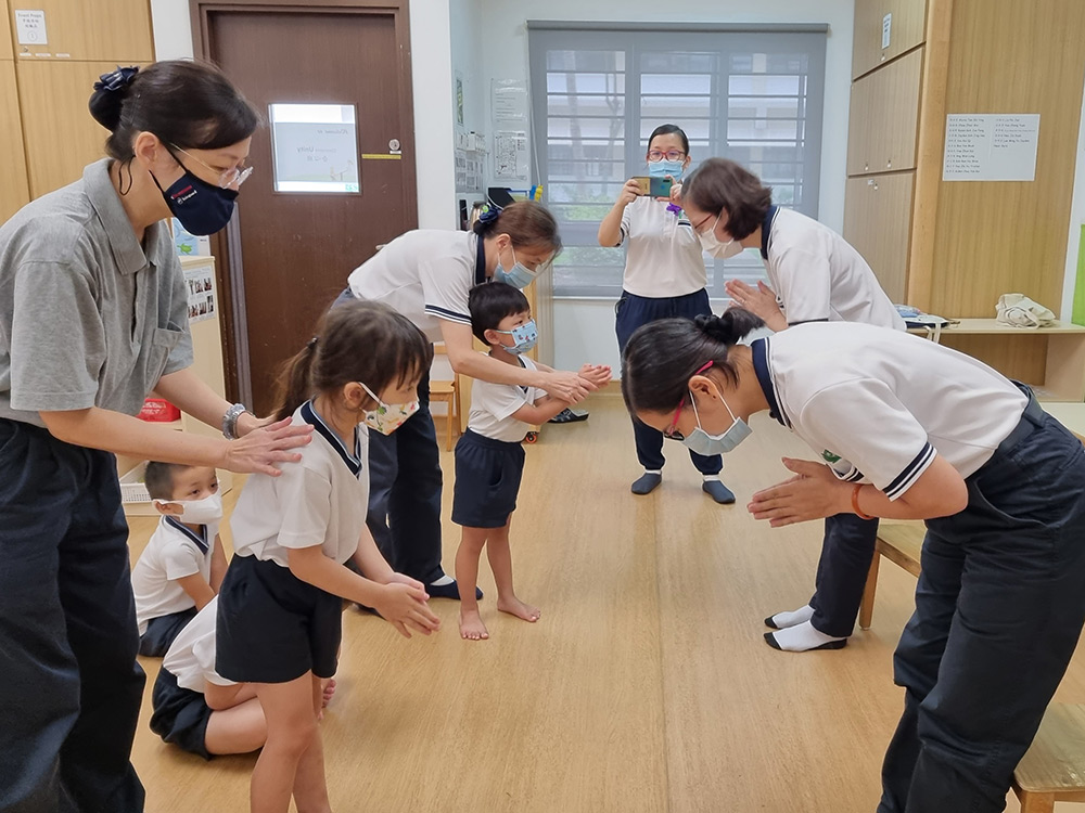 老师也向孩子鞠躬回礼，互道感恩。(摄 / 刘慧珊)