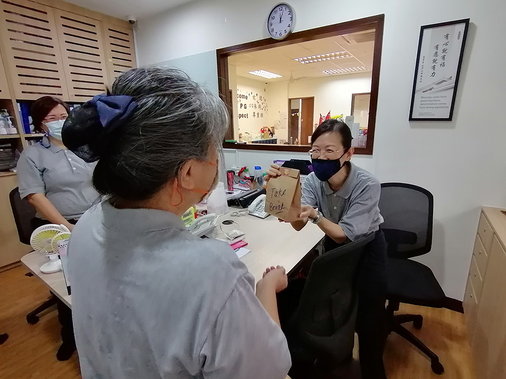 身处幕后的行政同仁，也是主管感恩的对象。(摄 / 欧凤仪)