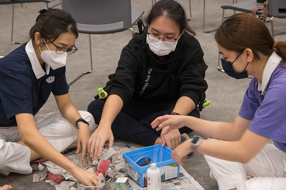 Tzu Ching and their seniors getting the props ready for the skit. (Photo by Ong Jia Hui)