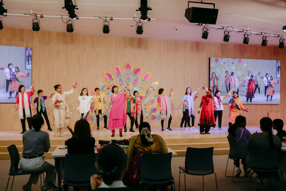 慈济乐龄长青馆（武吉巴督）长者们娴熟的舞步和良好的表情管理，不仅是练习两个月的成果，更是献给参与者的一份深情祝福。摄/ 冯桂琼