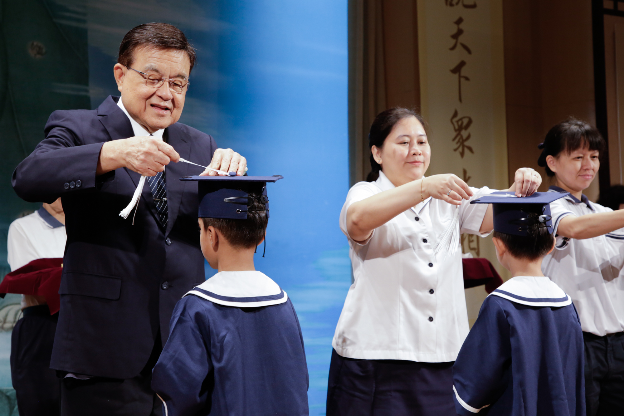 拨穗礼毕 孩子携爱与祝福出发