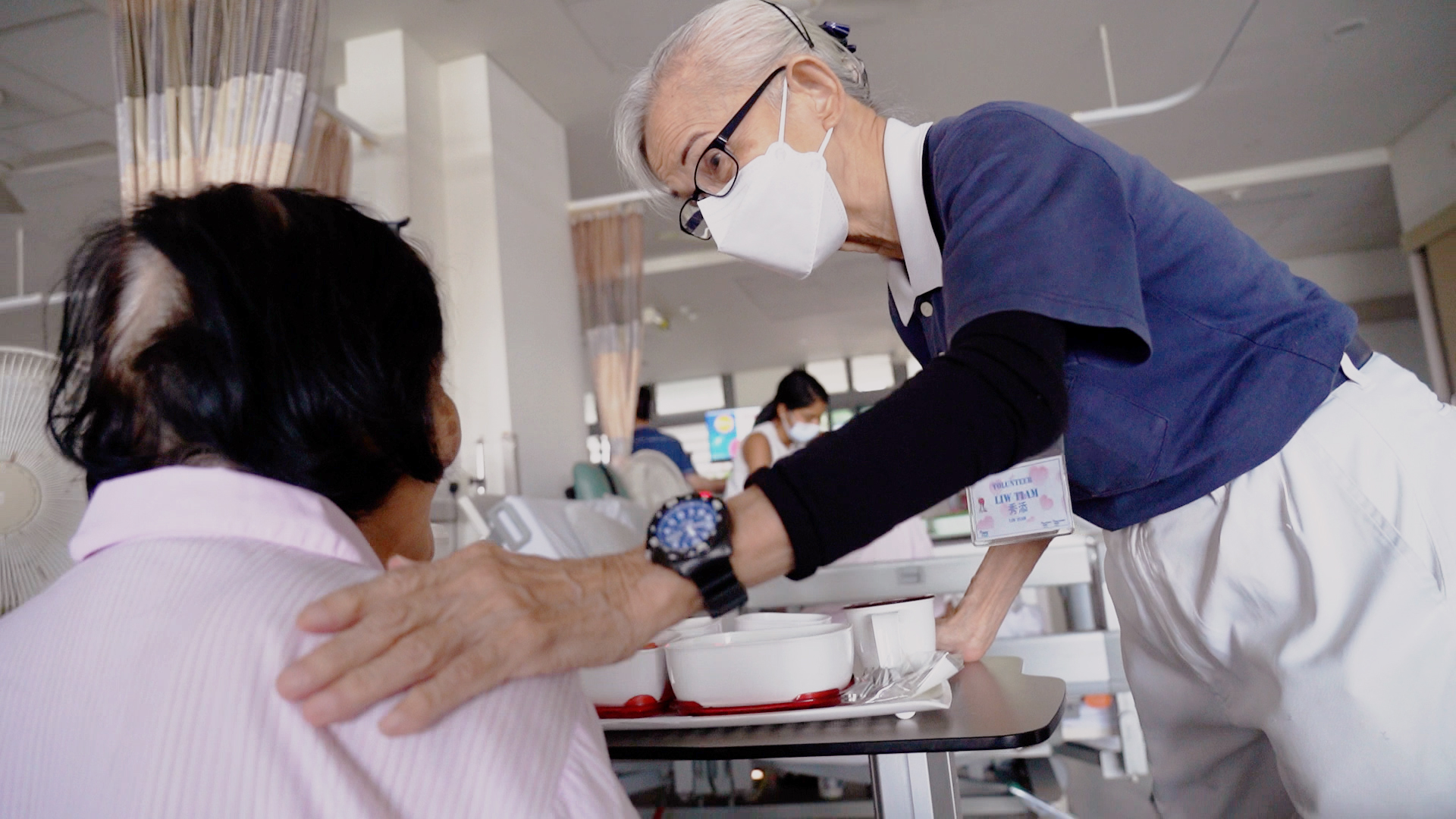 Tzu Chi Volunteers Visit Hospitals to Offer Emotional Support and Companionship